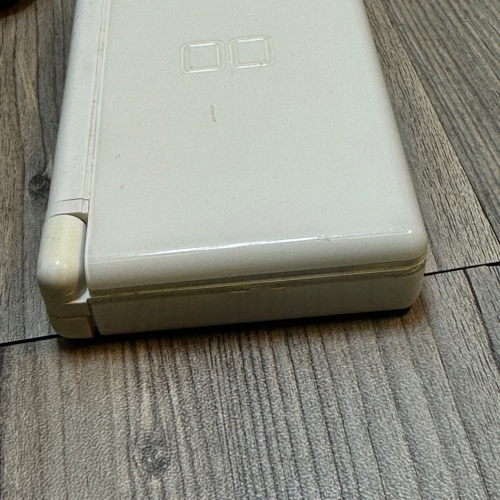 Nintendo DS Lite White Handheld System Bundle w/4 Games No Charger Tested Works!